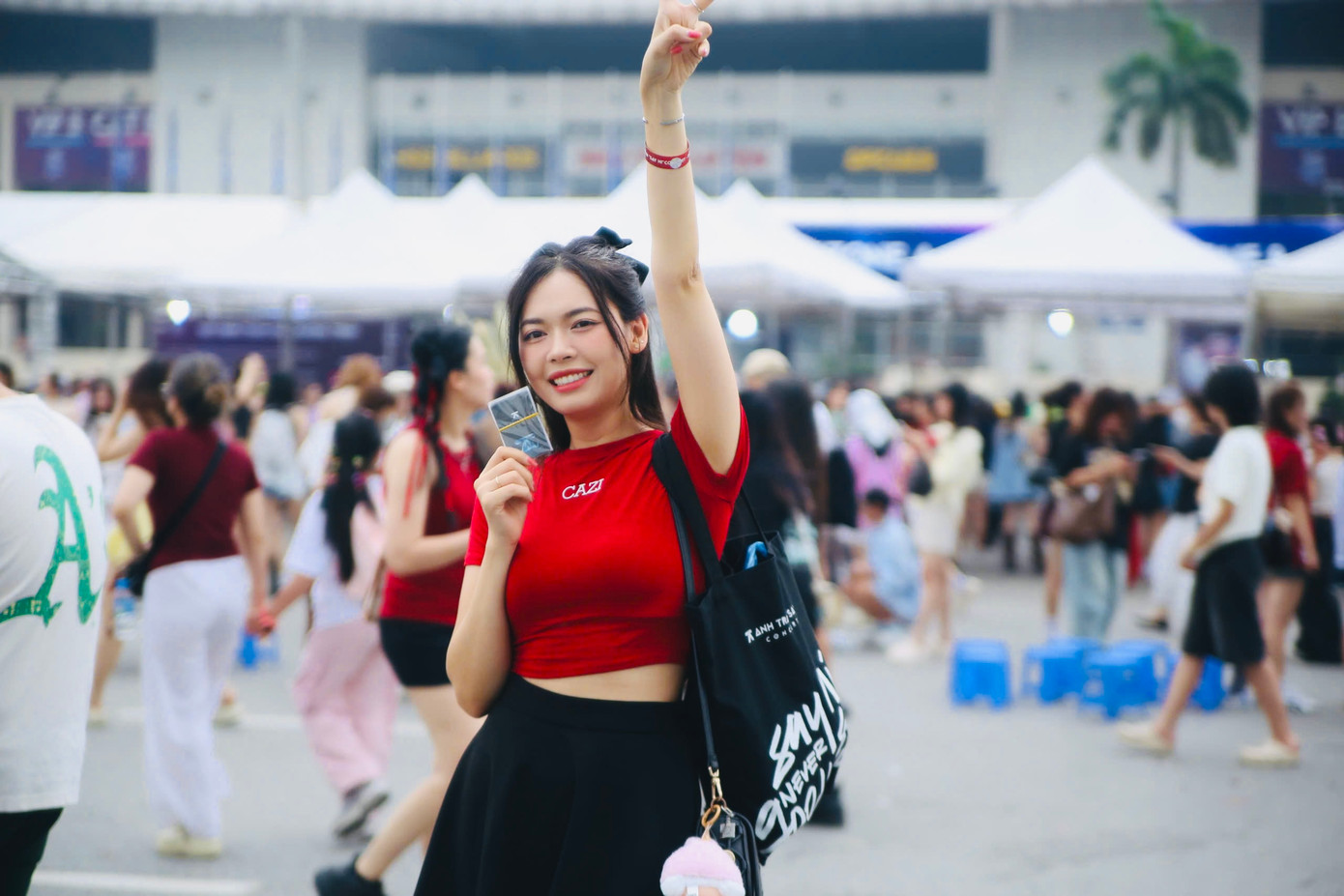 Khán giả nữ khoe nhan sắc rạng rỡ trước nơi diễn ra concert Anh trai say hi.