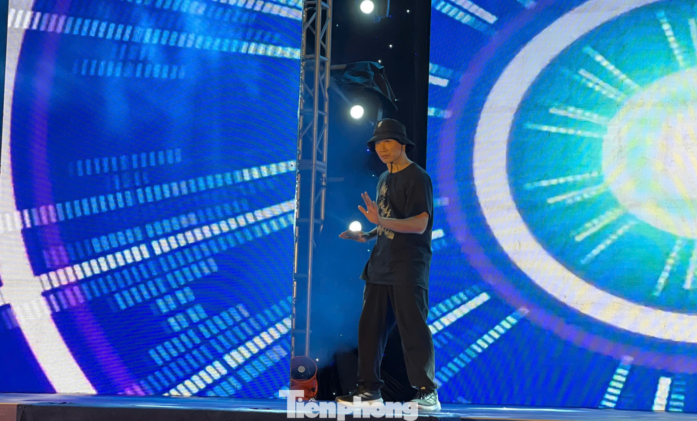 Biên đạo Viết Thành (áo đen) là Trưởng ban giám khảo cuộc thi.