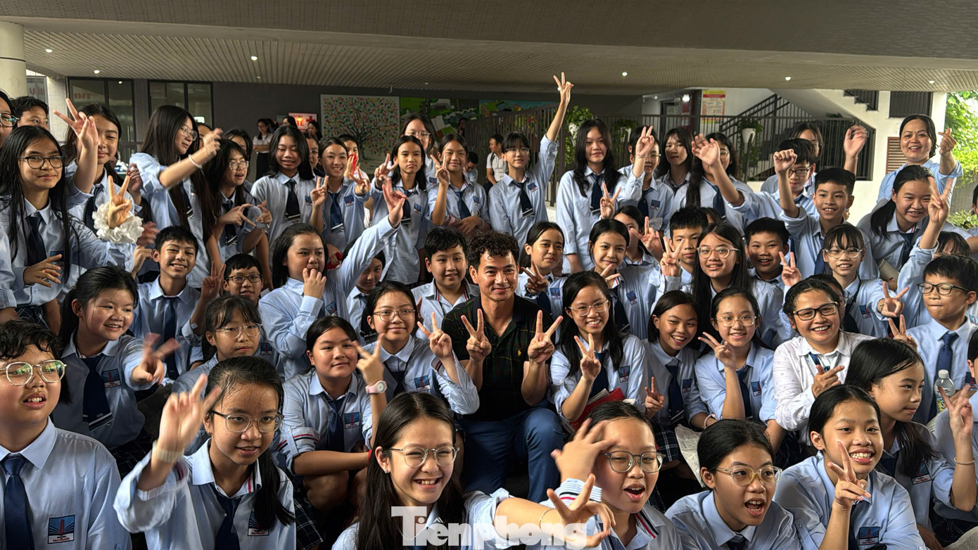 Thời gian qua, nhiều nghệ sĩ, đơn vị nghệ thuật chung tay chia sẻ khó khăn với đồng bào vùng lũ, cùng lan tỏa tinh thần tương thân, tương ái. Bên cạnh sự kiện Cùng Tiền Phong nâng bước em tới trường, NSND Xuân Bắc vừa tới vùng ngập nặng của Thị xã Sơn Tây (Hà Nội) để trao quà Trung thu cho trẻ em.