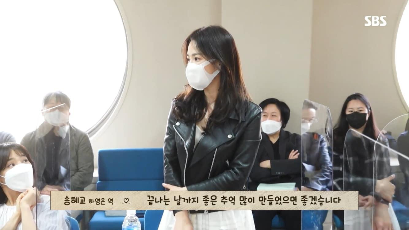 Là đại sứ thời trang của nhiều nhãn hàng lớn, nữ diễn viên Hậu duệ mặt trời sở hữu gu ăn mặc thời thượng và thanh lịch.