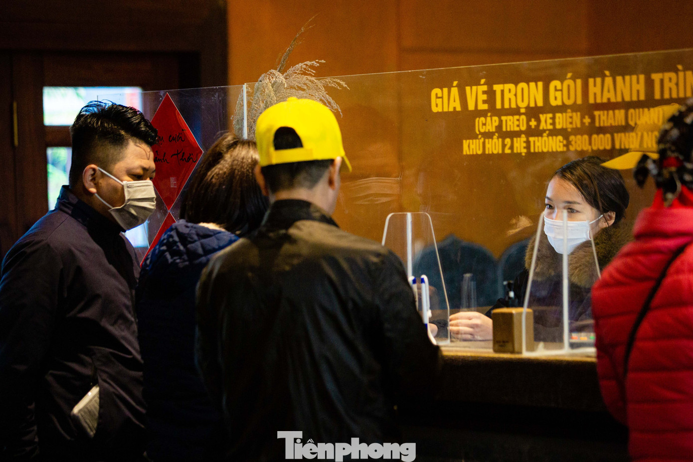 Giá vé trọn gói hành trình gồm vé cáp treo, xe điện, tham quan ở núi thiêng Yên Tử là 300.000 đồng/người. Ảnh: TRỌNG TÀI.