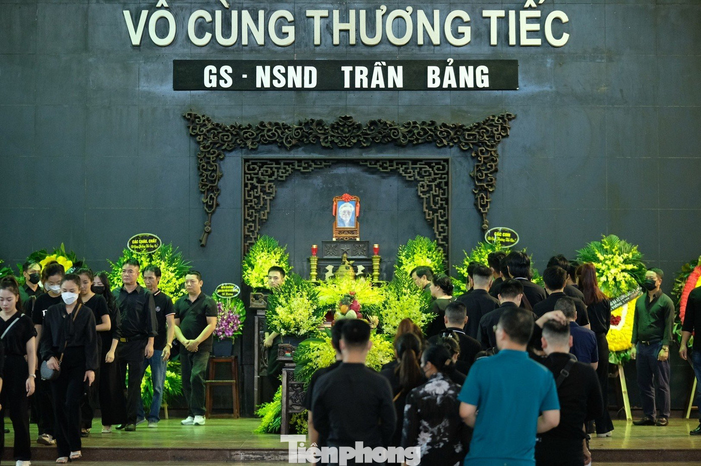 NSND Minh Thu - học trò của NSND Trần Bảng - xúc động và tiếc nuối khi chưa kịp đến thăm thầy những ngày cuối. "Khóa diễn viên chèo được đào tạo tại Nhà hát Chèo Việt Nam năm 1973-1977 được thầy yêu mến và dành nhiều tâm huyết nhất. Chúng tôi không bao giờ quên được người thầy tài ba, nhân hậu", NSND Minh Thu bày tỏ. NSND Minh Thu - học trò của NSND Trần Bảng - xúc động và tiếc nuối khi chưa kịp đến thăm thầy những ngày cuối. "Khóa diễn viên chèo được đào tạo tại Nhà hát Chèo Việt Nam năm 1973-1977 được thầy yêu mến và dành nhiều tâm huyết nhất. Chúng tôi không bao giờ quên được người thầy tài ba, nhân hậu", NSND Minh Thu bày tỏ.