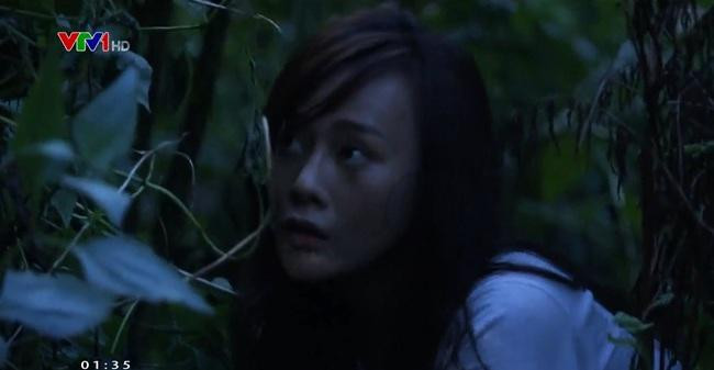 Nam (Phương Oanh) lén lút vào rừng điều tra sự thật. Nam (Phương Oanh) lén lút vào rừng điều tra sự thật.