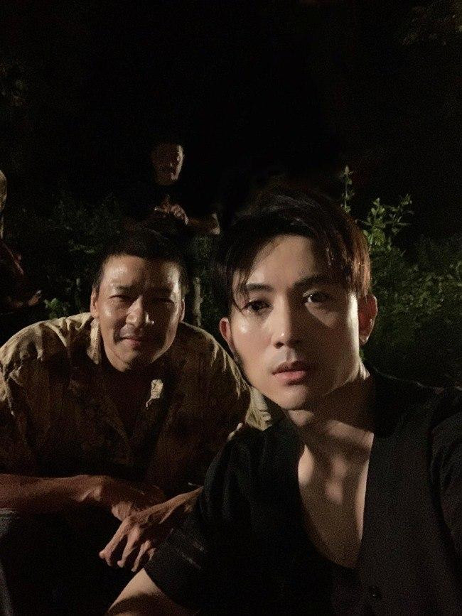 Các diễn viên chia sẻ hậu trường trong rừng. Các diễn viên chia sẻ hậu trường trong rừng.