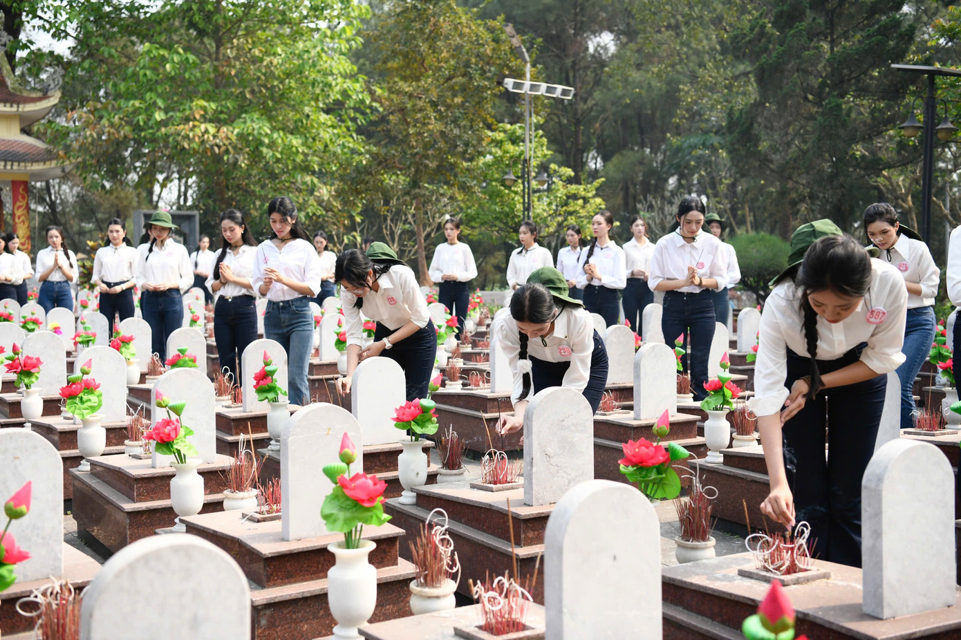 Thí sinh Trịnh Vũ Hồng Duyên cho biết đây là lần đầu cô đến dâng hương tại Nghĩa trang liệt sĩ Trường Sơn. “Tôi không nghĩ mình sẽ xúc động đến vậy. Đứng trước mộ của những anh hùng liệt sĩ đã hy sinh vì Tổ quốc, tôi càng thấm thía hơn sự mất mát và những hy sinh lớn lao của cha ông ta. Đối với tôi, đây không chỉ là cuộc viếng thăm để thắp hương và tưởng niệm công lao, mà còn là lời nhắc nhở để trân trọng hơn cuộc sống hòa bình hôm nay”, Hồng Duyên nói.