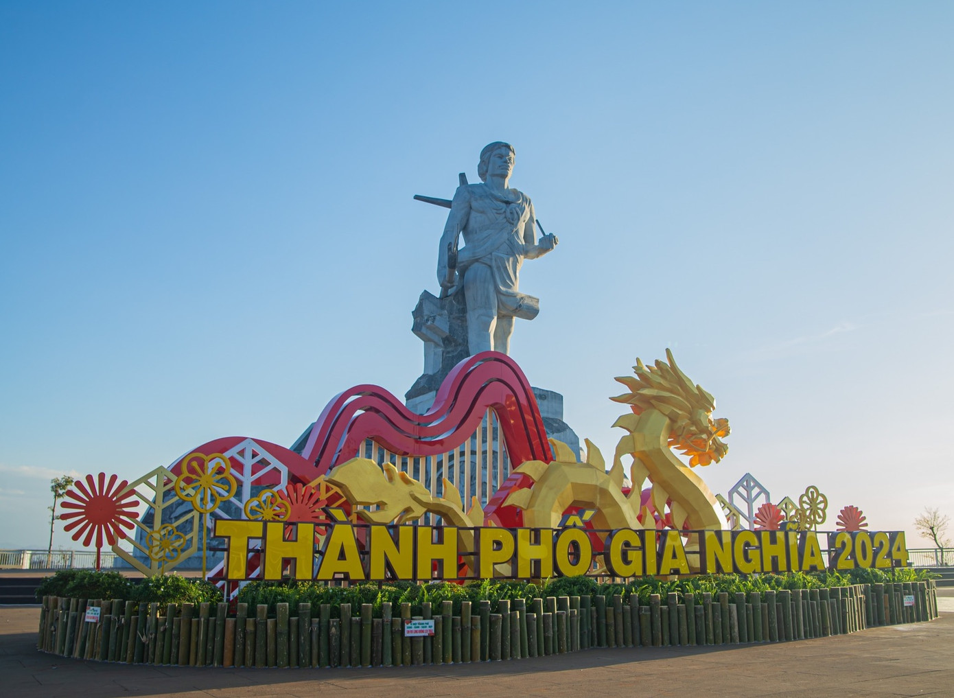 Tượng rồng hoành tráng ở tượng đài N'Trang Lơng, Đắk Nông, do một công ty tổ chức sự kiện thực hiện.