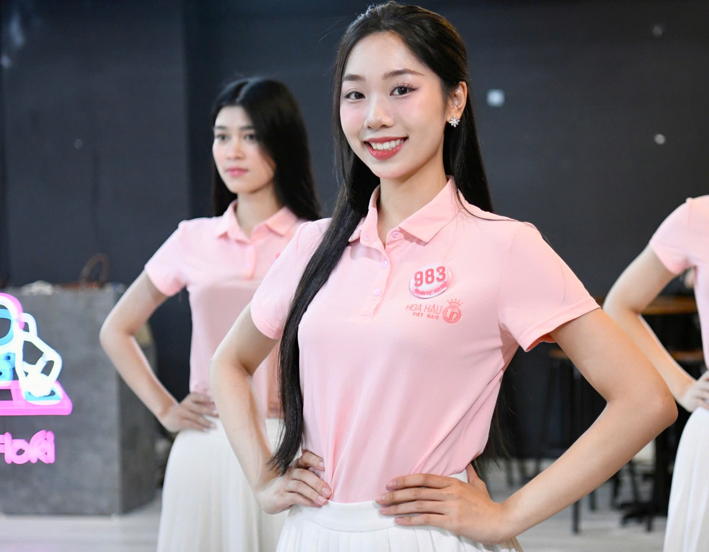 Phạm Thùy Dương chinh phục thử thách ở buổi tập vũ đạo. Cô là sinh viên năm cuối của Đại học Ngoại thương và Đại học Kinh tế quốc dân.