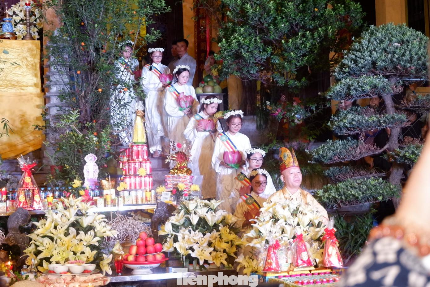 Tối 16/8 (13 tháng 7 âm lịch), chùa Quán Sứ - Trụ sở T.Ư Giáo hội Phật giáo Việt Nam (GHPGVN) - trang nghiêm tổ chức nghi lễ cúng Mông sơn thí thực. Câu lạc bộ thanh thiếu niên Phật tử Quán Sứ dâng cúng vật phẩm, hoa nến.