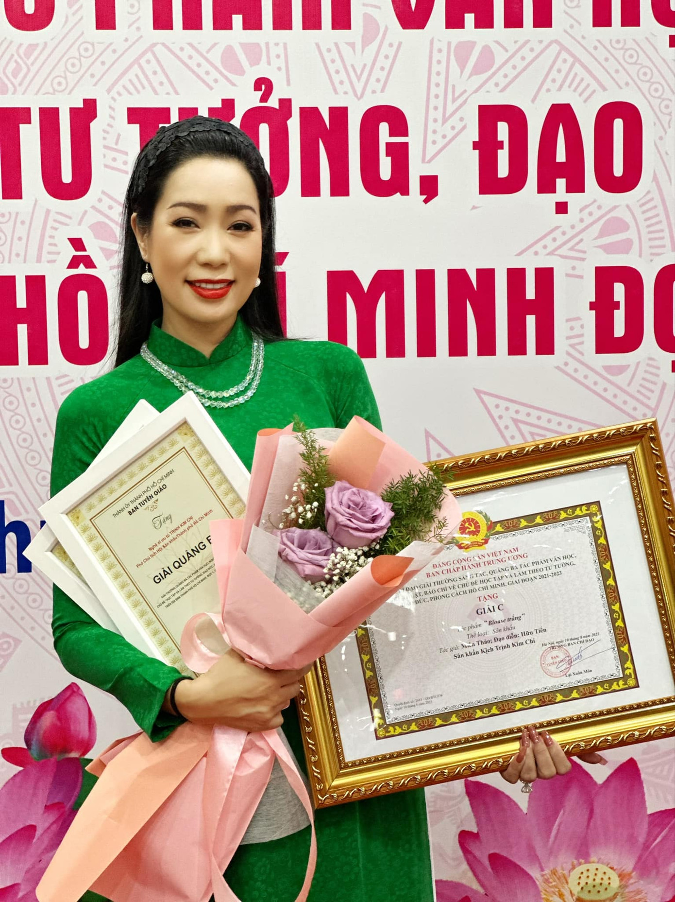 NSƯT Trịnh Kim Chi đoạt nhiều giải thưởng, huy chương tại các liên hoan sân khấu. NSƯT Trịnh Kim Chi đoạt nhiều giải thưởng, huy chương tại các liên hoan sân khấu.