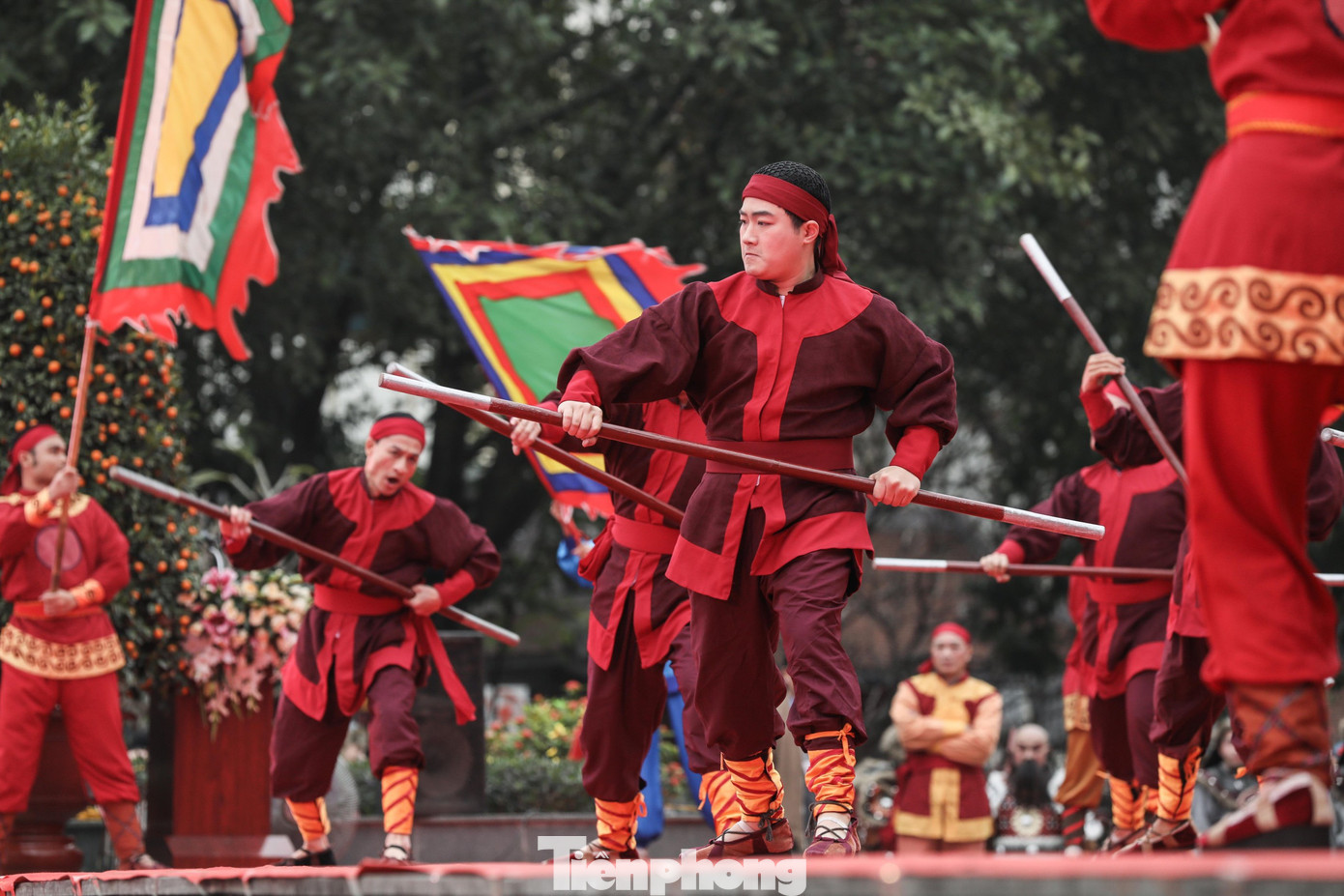 Sau phần dâng hoa, dâng hương và Chúc văn tại tượng đài, màn trống hội tưng bừng do Nhà hát tuồng Việt Nam biểu diễn mở đầu cho nghi thức kỷ niệm chiến thắng Ngọc Hồi - Đống Đa. Ảnh: NHƯ Ý.