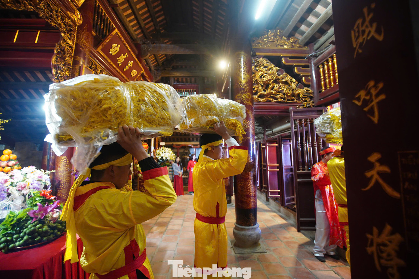 Giò hoa tre là lễ vật được mong ngóng nhất lễ hội. Thanh niên làng Vệ Linh (huyện Sóc Sơn) được bố trí bảo vệ giò hoa nghiêm ngặt.