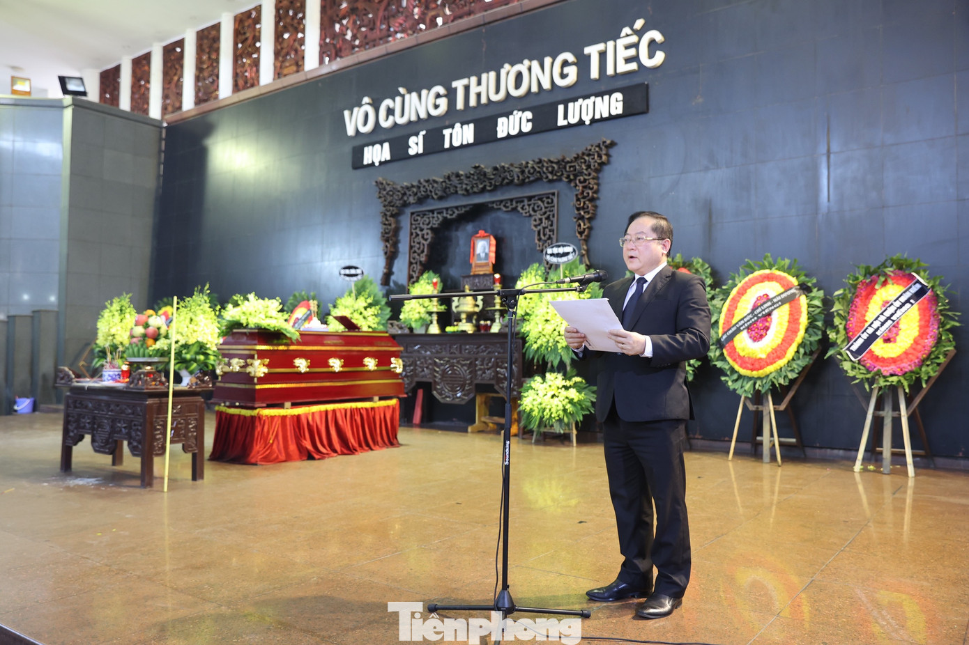 Trong điếu văn tiễn biệt, nhà báo Lê Xuân Sơn khẳng định cuộc đời cách mạng, hoạt động nghề nghiệp và lao động nghệ thuật của họa sĩ Tôn Đức Lượng lặng lẽ, nghiêm túc và đầy nỗ lực. Cuộc đời và sự nghiệp của họa sĩ Tôn Đức Lượng mang đậm dấu ấn cá nhân và dấu ấn thời đại, với những thành công đáng tự hào. Ảnh: NHƯ Ý.