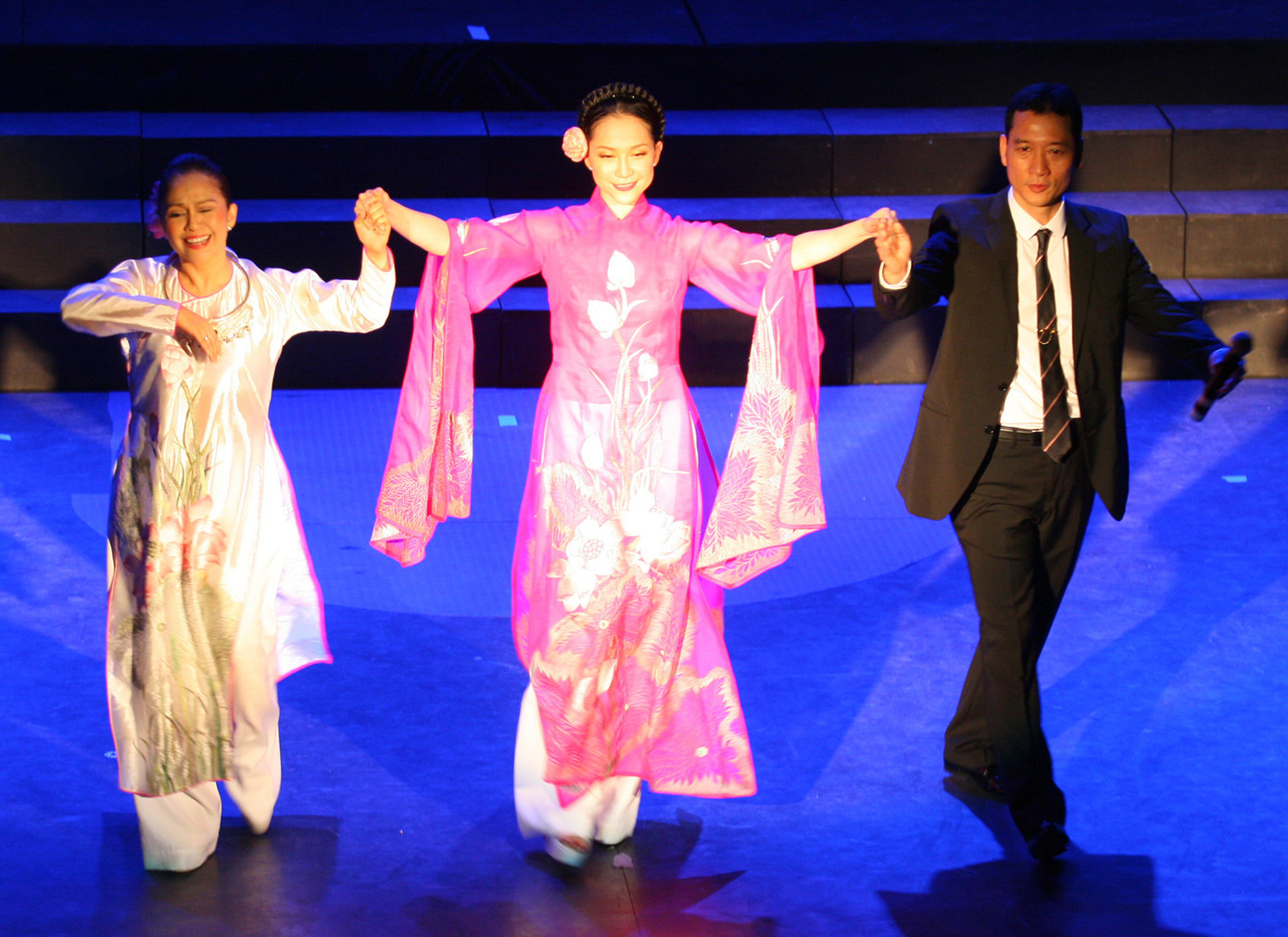 NSND Đặng Hùng, Vương Linh cùng con gái Linh Nga. NSND Đặng Hùng, Vương Linh cùng con gái Linh Nga.