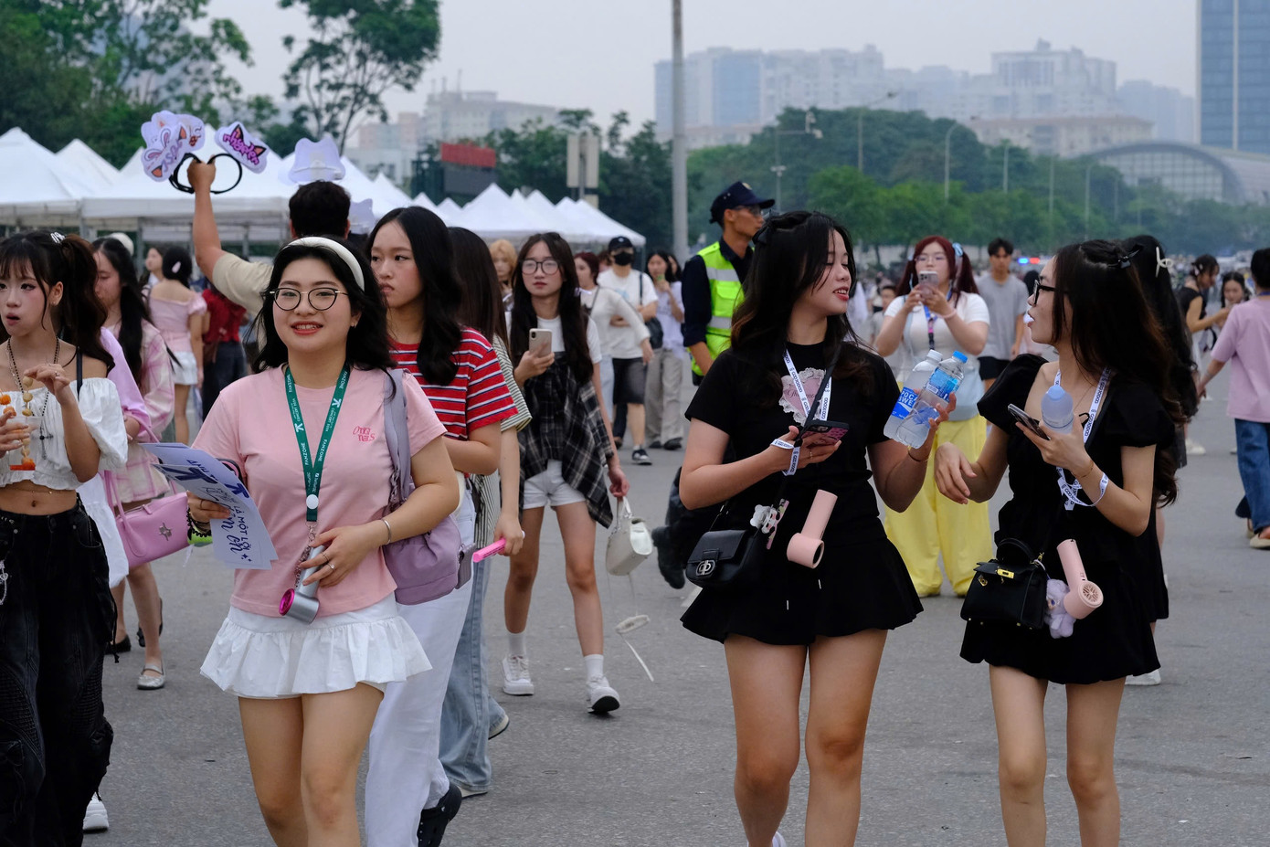 Ban tổ chức cũng cho biết thêm: &quot;Việc mua vé từ các nguồn không chính thống có thể dẫn đến rủi ro mua phải vé giả, vé đã qua sử dụng, hoặc vé bị thu hồi, gây thiệt hại trực tiếp đến quyền lợi của chính quý khách hàng&quot;.