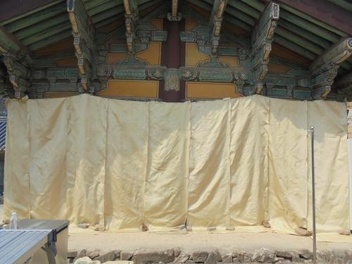 Cơ quan chức năng dùng nhiều biện pháp để giữ an toàn cho các bảo vật quốc gia. Ảnh: Yonhap. Cơ quan chức năng dùng nhiều biện pháp để giữ an toàn cho các bảo vật quốc gia. Ảnh: Yonhap.