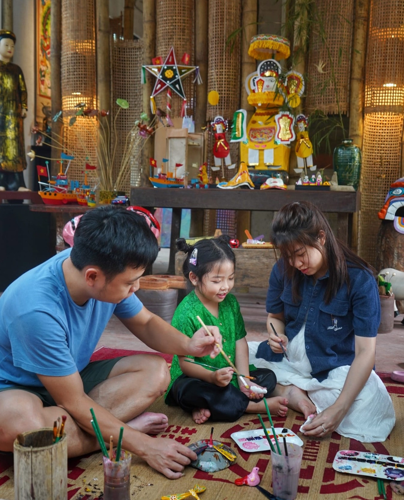 Một vài năm trở lại đây, những sản phẩm thủ công truyền thống trở lại với đời sống của người Việt. Đồ chơi Trung thu cổ truyền cũng được quan tâm hơn. Bên cạnh lồng đèn, các sản phẩm mặt nạ với những nhân vật quen thuộc như ông Địa, chú hề, chú Tễu… được làm bằng giấy bồi với màu sắc tươi tắn dần thế chỗ cho những món đồ chơi nhập ngoại.