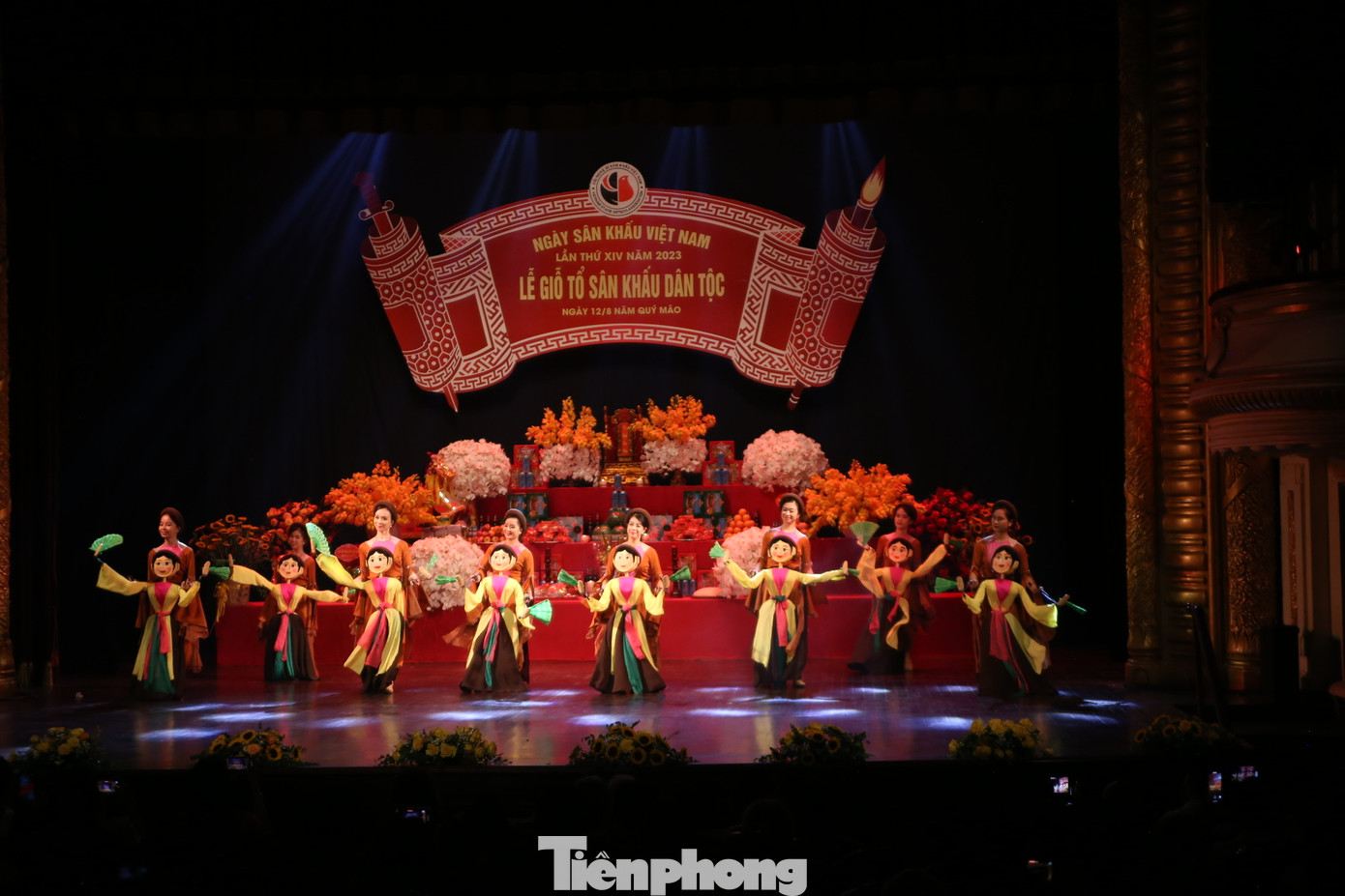 Ngày 2/8 âm lịch là ngày truyền thống của những người làm nghệ thuật sân khấu. Đây cũng là dịp tri ân khán giả đã đồng hành với các văn nghệ sĩ, bảo tồn, phát triển nghệ thuật sân khấu truyền thống cách mạng Việt Nam. Sáng 25/9, Lễ giỗ Tổ sân khấu dân tộc do Hội Nghệ sĩ sân khấu tổ chức tại Nhà hát Lớn (Hà Nội).