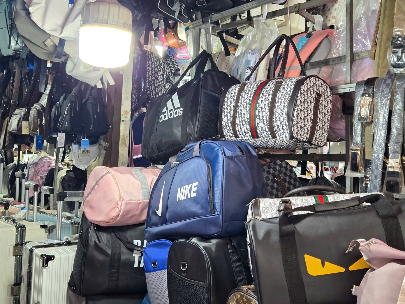 Ngày 17/4, hai đoàn kiểm tra của Đội Quản lý thị trường (QLTT) số 13, 14 thuộc Chi Cục QLTT Hà Nội tiến hành kiểm tra đột xuất 14 điểm kinh doanh trên phố Phan Văn Trường, thuộc khu vực chợ Nhà Xanh. Bước đầu kiểm tra cho thấy hành vi vi phạm chủ yếu đối với các điểm kinh doanh trên là không đăng ký thành lập hộ kinh doanh theo quy định của pháp luật, buôn bán hàng hóa giả mạo nhãn hiệu đang được bảo hộ tại Việt Nam. Lực lượng chức năng đã thu giữ hàng trăm sản phẩm là quần áo, giày dép, túi xách, ví, mũ lưỡi trai, kính mắt có dấu hiệu giả mạo nhãn hiệu nổi tiếng thế giới như Gucci, Dior, Adidas; Nike, Hermes, Louis Vuitton, Rayban...