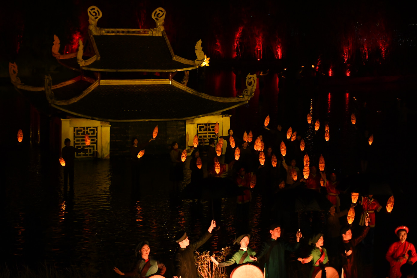 Từ cốt truyện về Thiền sư Từ Đạo Hạnh (còn được gọi là Thánh Láng, một trong "Tứ bất tử" theo tín ngưỡng Việt Nam), vở diễn thực cảnh 'Tinh hoa Bắc Bộ' đưa khán giả du hành vào đời sống của nông dân Bắc Bộ qua những màn biểu diễn âm thanh, ánh sáng cùng hơn 200 diễn viên.