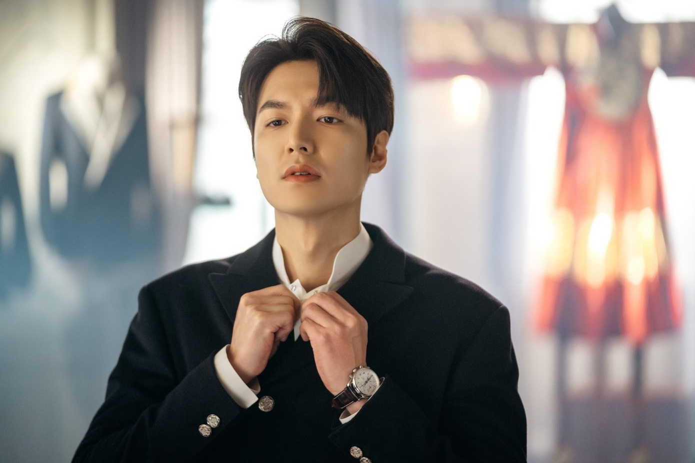 Lee Min Ho thường xuyên vào vai con nhà giàu với tạo hình bảnh bao, lịch lãm.