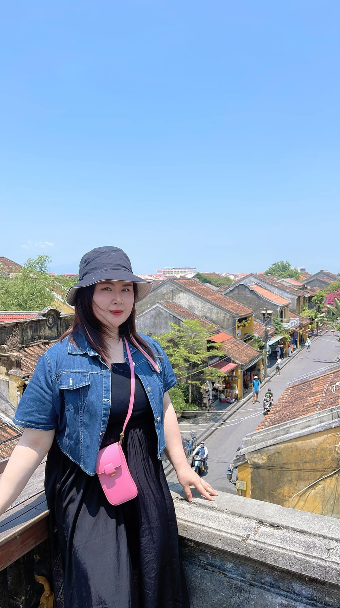 Ngô Thủy Tiên có thân hình mũm mĩm. Trước khi giảm cân, cô thường xuất hiện trong các tiểu phẩm hài và được đặt biệt danh “hot girl trăm ký”.