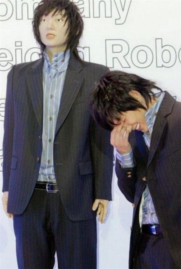 Nam diễn viên Lee Jun Ki từng phải "cười ra nước mắt" với bức tượng của chính mình. Bức tượng sáp thực sự là thảm họa với kiểu tóc lỗi mốt và biểu cảm kì quặc Nam diễn viên Lee Jun Ki từng phải "cười ra nước mắt" với bức tượng của chính mình. Bức tượng sáp thực sự là thảm họa với kiểu tóc lỗi mốt và biểu cảm kì quặc