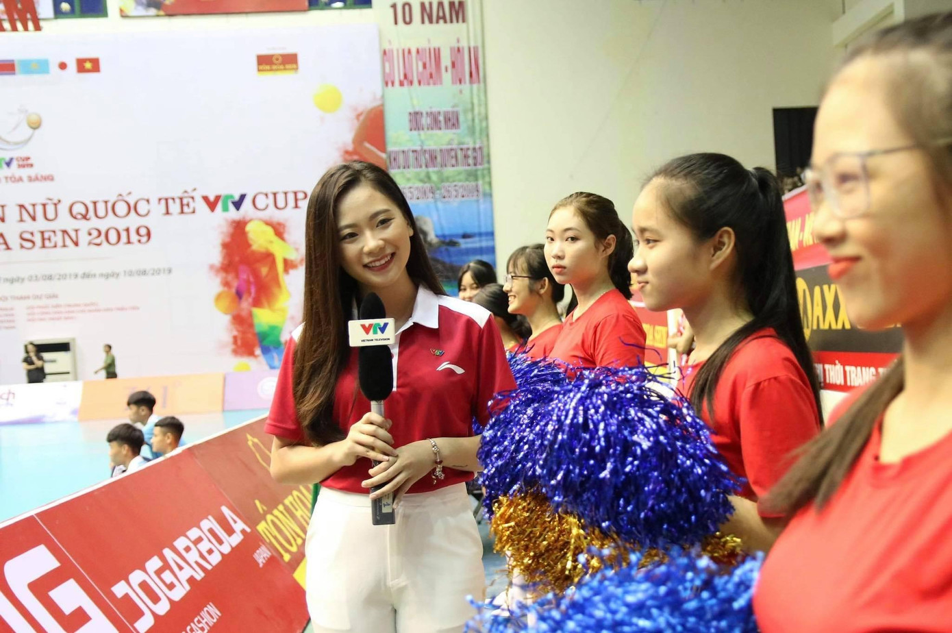 Quỳnh Hương có nhiều cơ hội để thử sức và khẳng định bản thân khi trở thành một MC - BTV của Đài truyền hình quốc gia Quỳnh Hương có nhiều cơ hội để thử sức và khẳng định bản thân khi trở thành một MC - BTV của Đài truyền hình quốc gia