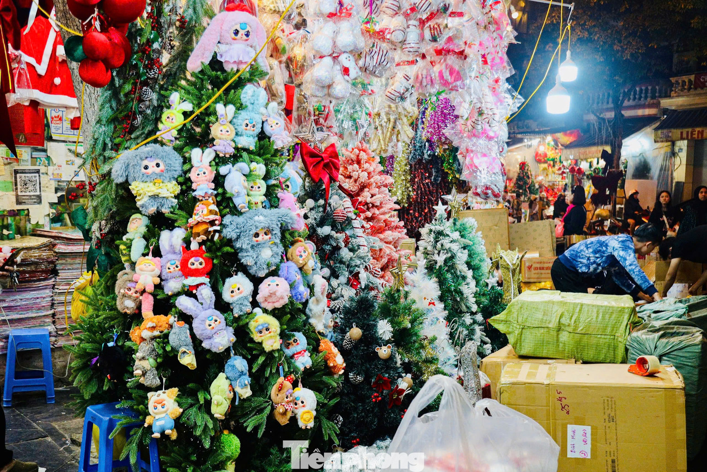 Cây thông được một cửa hàng trang trí bằng hàng chục món đồ trong túi mù. Khách có thể mua lẻ cây thông, lẻ đồ chơi trang trí hoặc mua nguyên cây được trang trí sẵn. Mỗi cây thông có giá từ 300.000 đồng đến vài triệu đồng tùy kích thước. Cây thông được treo sẵn đồ chơi có giá không dưới một triệu đồng.