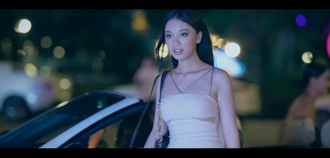 Con gái Chi cục trưởng ăn chơi, sành điệu.