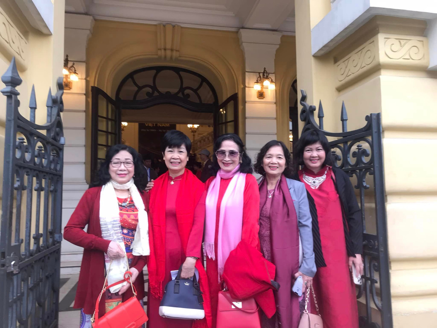 NSND Trà Giang (giữa) cùng nhiều đồng nghiệp hội ngộ tại Lễ kỷ niệm 70 năm Điện ảnh Cách mạng Việt Nam. NSND Trà Giang bày tỏ sự xót xa về câu chuyện của Hãng phim truyện Việt Nam. Ảnh: FBNV. NSND Trà Giang (giữa) cùng nhiều đồng nghiệp hội ngộ tại Lễ kỷ niệm 70 năm Điện ảnh Cách mạng Việt Nam. NSND Trà Giang bày tỏ sự xót xa về câu chuyện của Hãng phim truyện Việt Nam. Ảnh: FBNV.