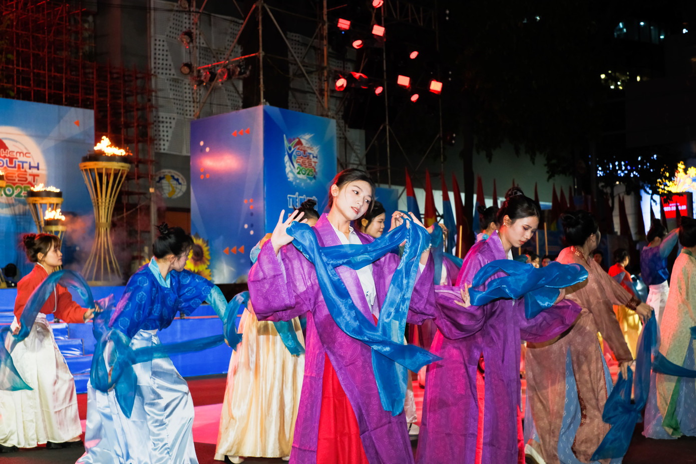 Ngày 23/3, các tiết mục trình diễn nghệ thuật tiếp tục phục vụ khán giả. Người xem lần lượt đi qua các huyền tích về việc Lý Công Uẩn dời đô về thành Thăng Long, về câu chuyện nổi tiếng của công chúa Huyền Trân thời Trần...