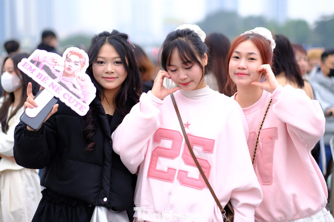 Khoảng 12h, những nhóm fan đầu tiên ở khu vực vé đứng được vào sân. Dù sự kiện diễn ra vào ngày thường nhưng khán giả đổ về rất đông.