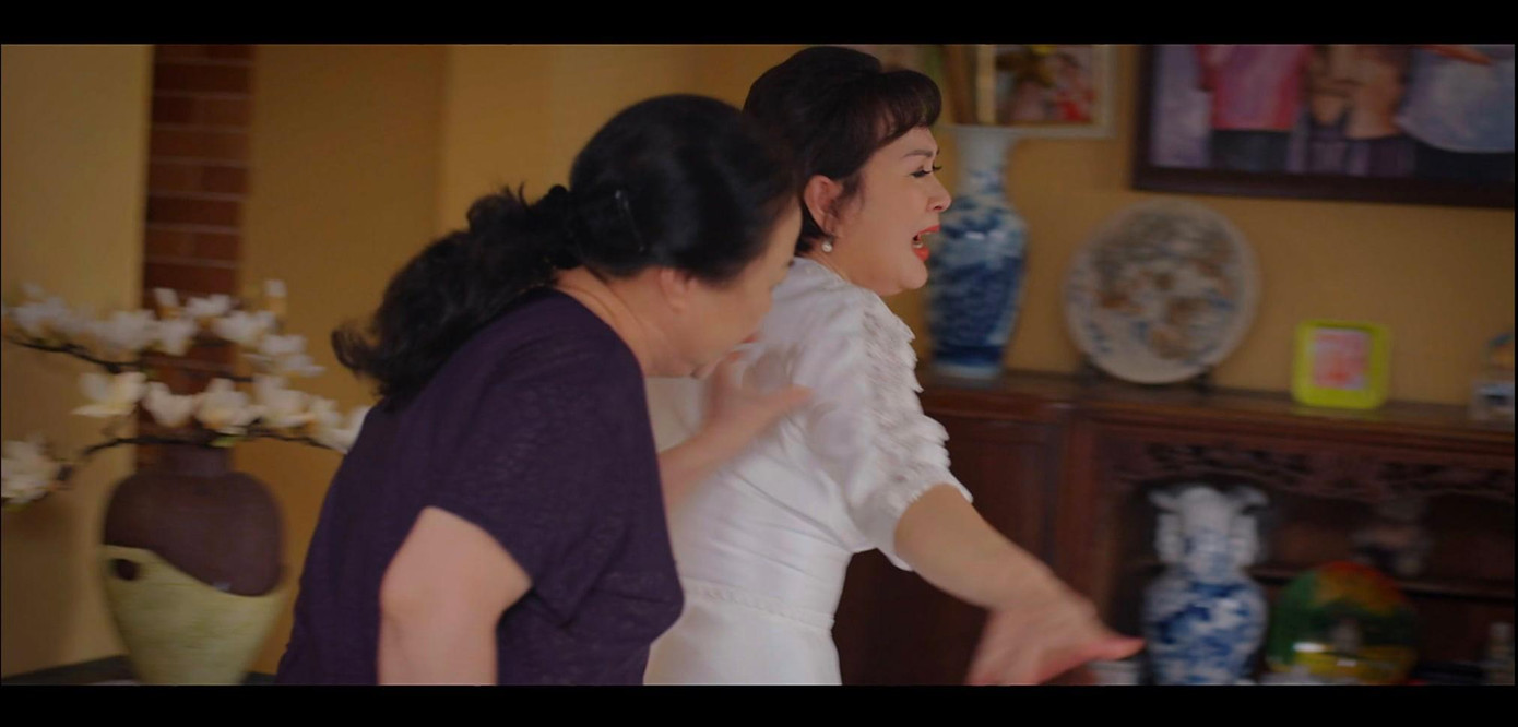 Bà Nga tất nhiên không đồng ý để Vân Trang trở về với người mẹ ruột đã bỏ mặc cô suốt hơn 20 năm.