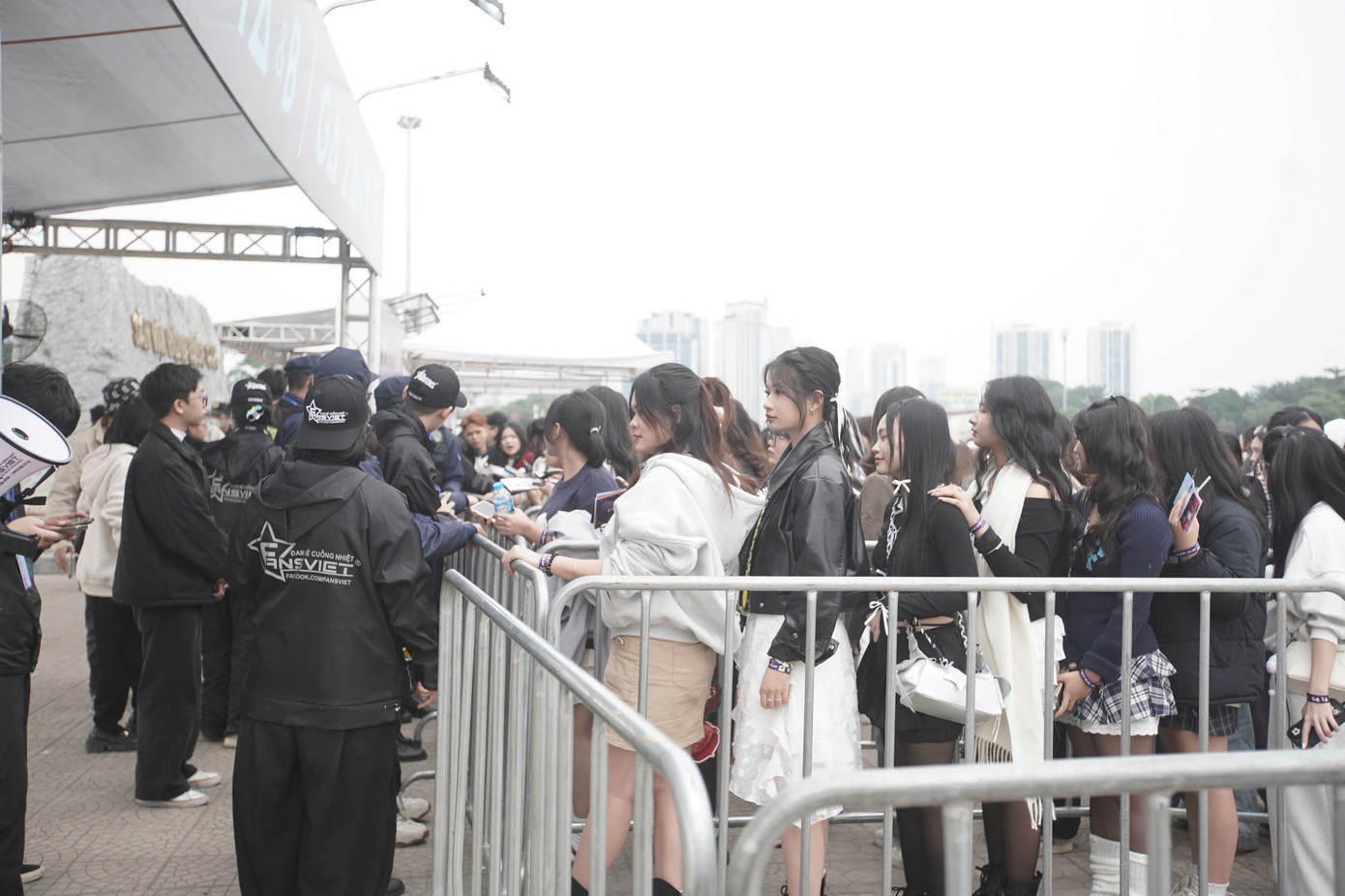 Hàng dài người hâm mộ chờ đợi để được vào trong sân. Dù sự kiện diễn ra vào thứ hai nhưng nhiều bạn trẻ có mặt từ sáng sớm, chờ đợi cả ngày.