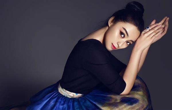 Người đẹp "đóng thế" sinh năm 1989 đến từ thành phố Thương Nhạc, tỉnh Hồ Nam. Cô thường góp mặt trên các sân khấu truyền hình với những tiếu phẩm dành cho thiếu nhi. Đến năm 19 tuổi, Vương Á Nam rời quê lên thành phố nuôi giấc mộng trở thành ngôi sao và nổi lên nhờ những cảnh quay đóng thế Người đẹp "đóng thế" sinh năm 1989 đến từ thành phố Thương Nhạc, tỉnh Hồ Nam. Cô thường góp mặt trên các sân khấu truyền hình với những tiếu phẩm dành cho thiếu nhi. Đến năm 19 tuổi, Vương Á Nam rời quê lên thành phố nuôi giấc mộng trở thành ngôi sao và nổi lên nhờ những cảnh quay đóng thế