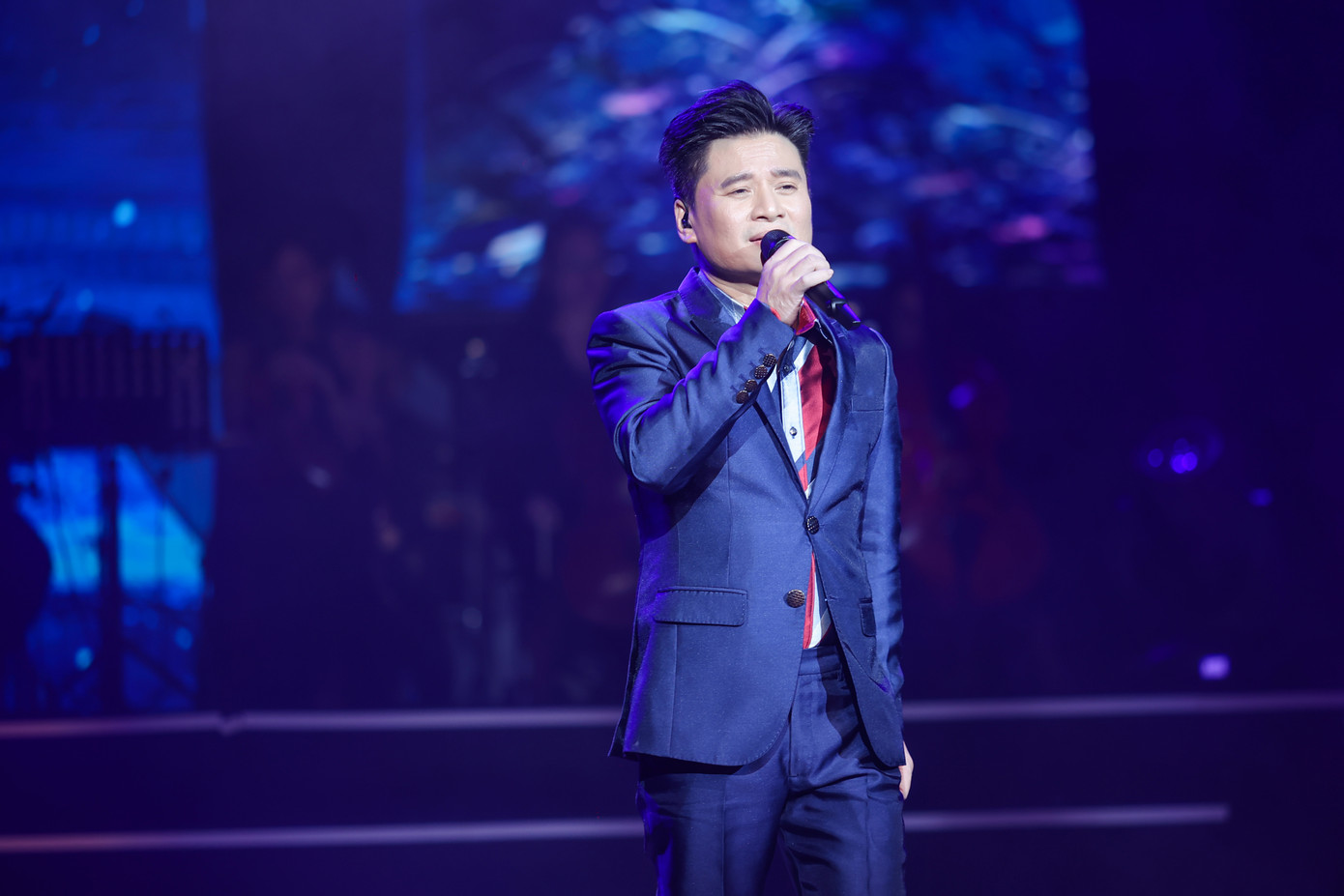 Tấn Minh hát Hà Nội ngày trở về, Nỗi nhớ mùa đông, Một dại khờ một tôi, Biển nỗi nhớ và em trong đêm nhạc Phú Quang. Ảnh: BTC. Tấn Minh hát Hà Nội ngày trở về, Nỗi nhớ mùa đông, Một dại khờ một tôi, Biển nỗi nhớ và em trong đêm nhạc Phú Quang. Ảnh: BTC.