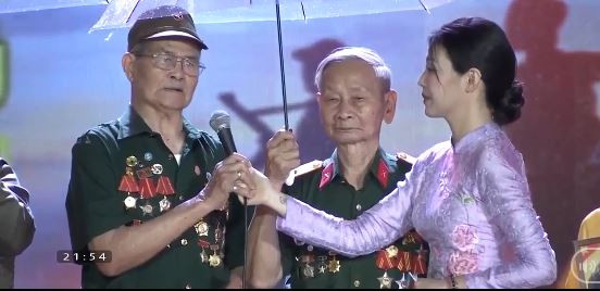 Hai chị em bà Nguyễn Thị Oanh và Nguyễn Thị Kim được đồng đội cũ của cha nhận làm con nuôi. Hai chị em bà Nguyễn Thị Oanh và Nguyễn Thị Kim được đồng đội cũ của cha nhận làm con nuôi.