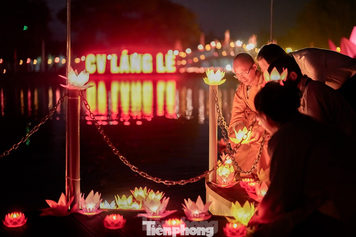 Lễ thả hoa đăng cầu nguyện hòa bình diễn ra tại huyện Bình Chánh, TPHCM.