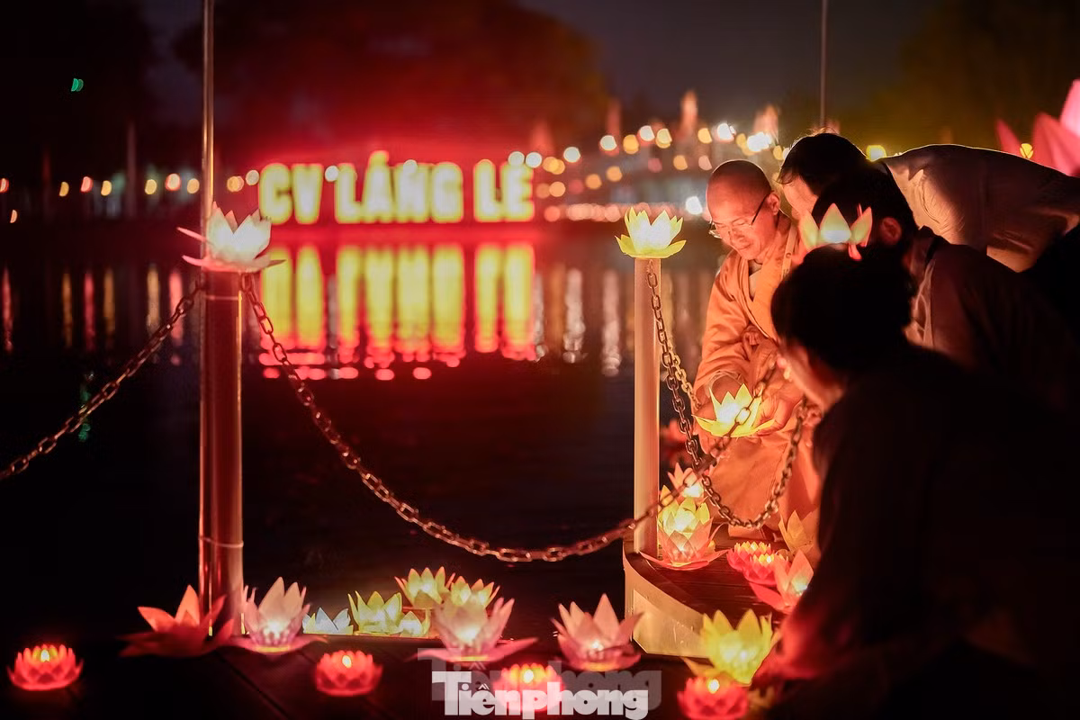 Lễ thả hoa đăng cầu nguyện hòa bình diễn ra tại huyện Bình Chánh, TPHCM. Lễ thả hoa đăng cầu nguyện hòa bình diễn ra tại huyện Bình Chánh, TPHCM.