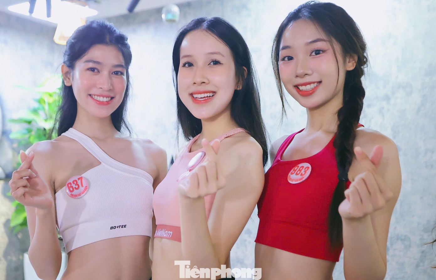 Nhóm thí sinh Thanh Thảo, Thu Trang, Thùy Dương (từ trái sang) hào hứng trước buổi tập.