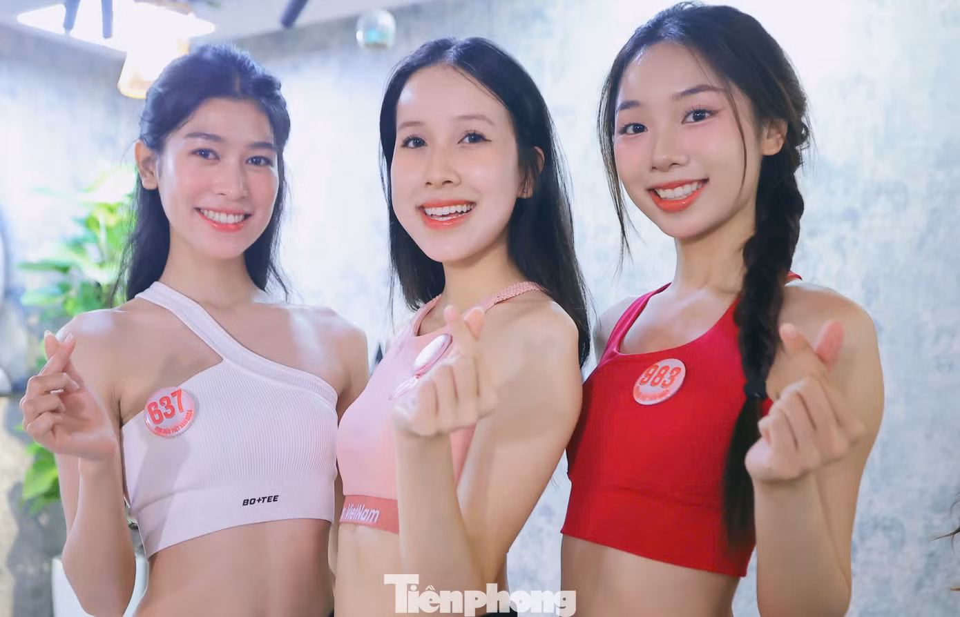 Nhóm thí sinh Thanh Thảo, Thu Trang, Thùy Dương (từ trái sang) hào hứng trước buổi tập.