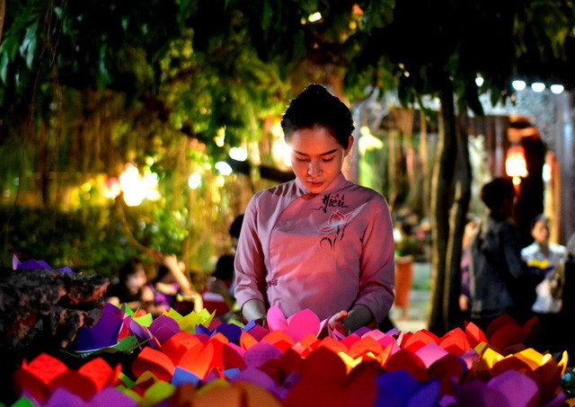 Dịp lễ Vu lan, khi đến chùa các phật tử sẽ được cài lên áo một bông hoa hồng.