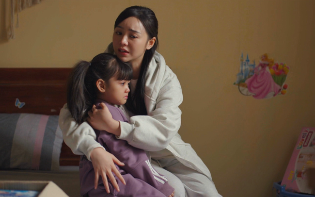 Vai mẹ đơn thân của Quỳnh Kool trong Đừng làm mẹ cáu có nhiều cảnh quay xúc động. Ảnh: CMH. Vai mẹ đơn thân của Quỳnh Kool trong Đừng làm mẹ cáu có nhiều cảnh quay xúc động. Ảnh: CMH.