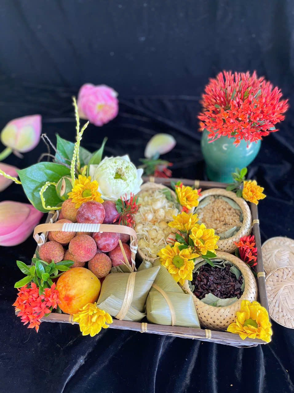 Mâm cúng Tết Đoan Ngọ thường có rượu nếp, mận, vải, xôi, chè và các loại hoa quả đầu mùa.