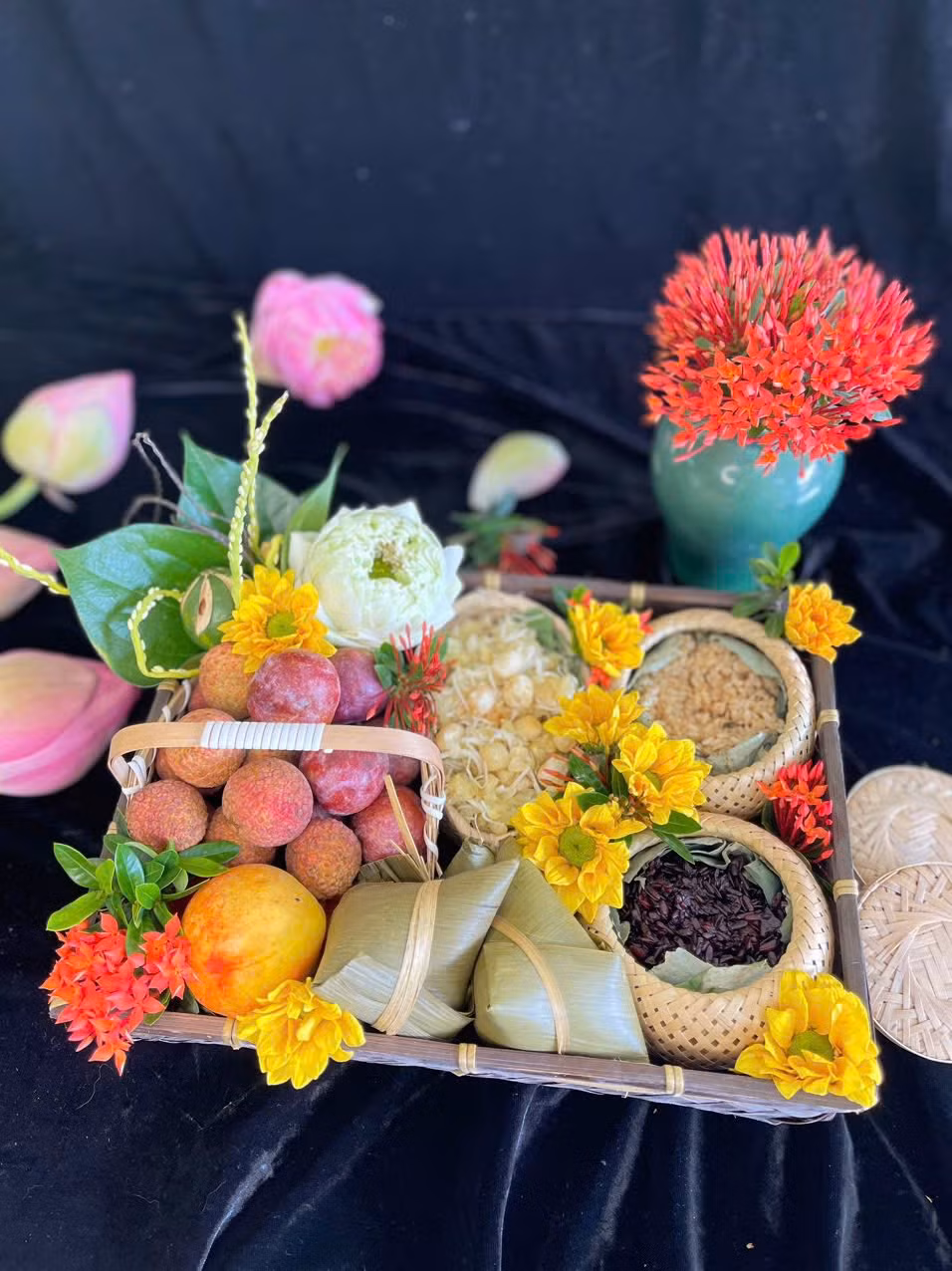 Mâm cúng Tết Đoan Ngọ thường có rượu nếp, mận, vải, xôi, chè và các loại hoa quả đầu mùa.