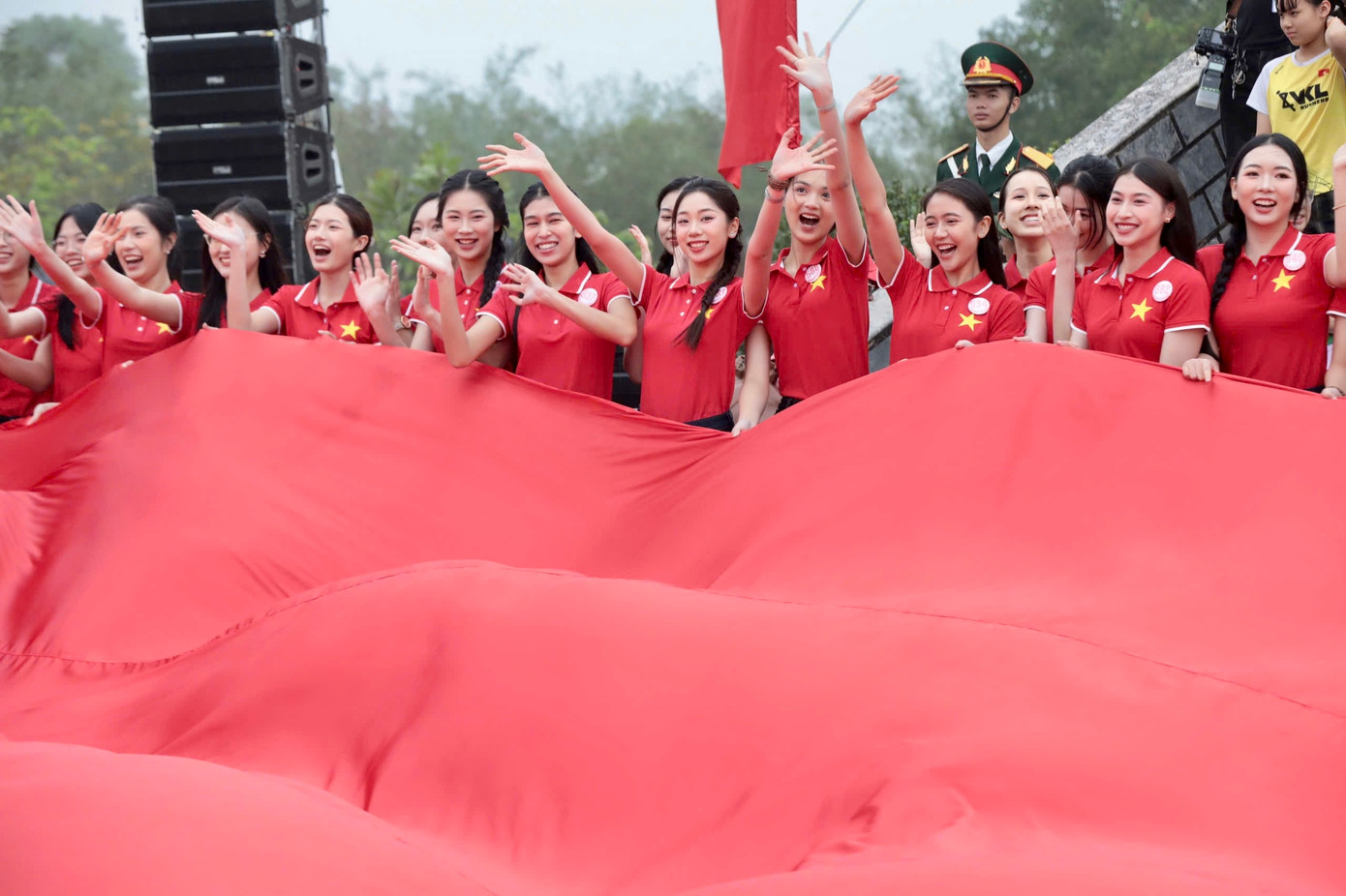 Thí sinh Đoàn Thị Diệu Huyền chia sẻ: “Sau khi tham gia Lễ Thượng cờ, tôi cảm thấy rất tự hào và xúc động. Là người con Quảng Trị, tôi càng thấu hiểu ý nghĩa của địa danh này. Khi lá cờ được kéo lên, tôi cảm nhận rõ niềm tự hào dân tộc và khát vọng thống nhất".