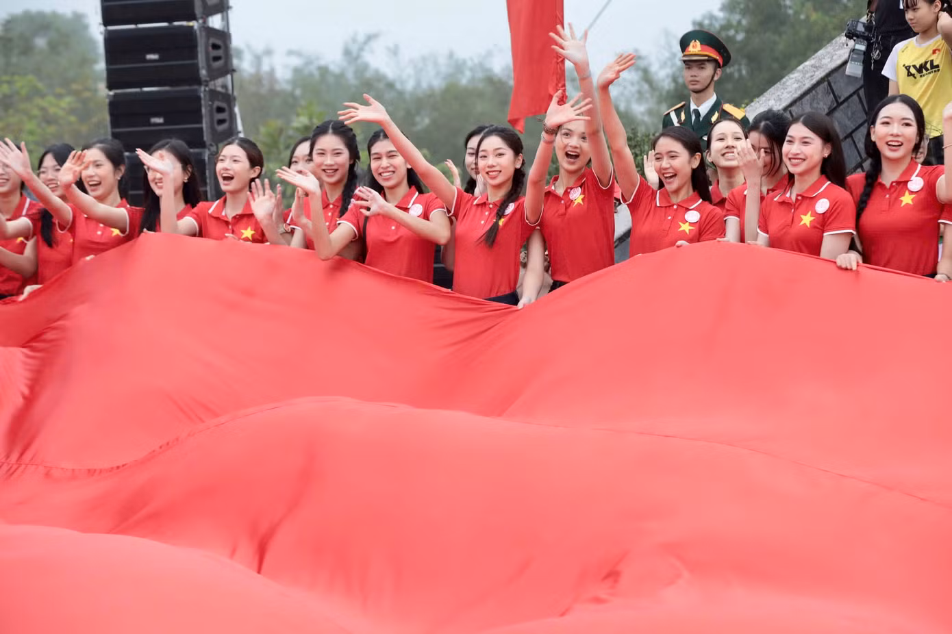 Thí sinh Đoàn Thị Diệu Huyền chia sẻ: “Sau khi tham gia Lễ Thượng cờ, tôi cảm thấy rất tự hào và xúc động. Là người con Quảng Trị, tôi càng thấu hiểu ý nghĩa của địa danh này. Khi lá cờ được kéo lên, tôi cảm nhận rõ niềm tự hào dân tộc và khát vọng thống nhất".