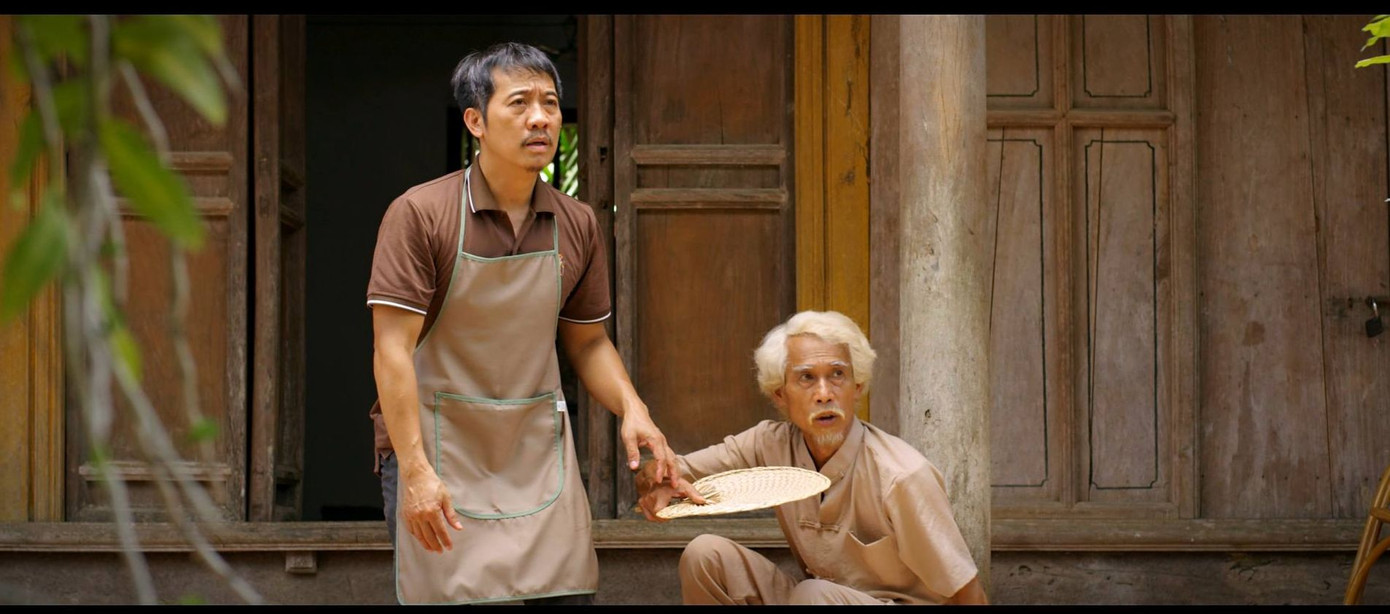 Nghệ sĩ Thanh Bình vào vai ông bố đơn thân chiều chuộng cậu quý tử. Nghệ sĩ Thanh Bình vào vai ông bố đơn thân chiều chuộng cậu quý tử.