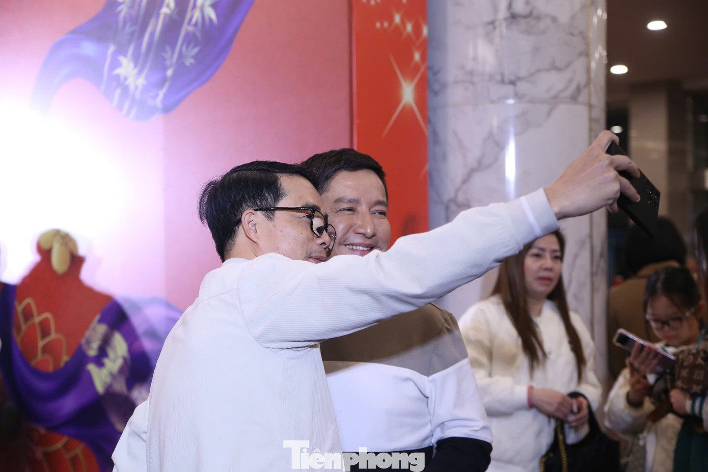 Ở buổi ghi hình đầu tiên, bạn gái NSƯT Chí Trung cũng có mặt. Chị tới xem chương trình cùng một số diễn viên như Ngô Lệ Quyên, Đàm Hằng. Diễn viên Lệ Quyên cho biết được NSƯT Chí Trung mời tới xem Táo Quân. Tuy nhiên, nam nghệ sĩ không tiết lộ bất cứ chi tiết nào về chương trình.