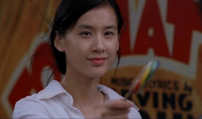 Sau ồn ào với công ty cũ, nữ diễn viên nhiều lần vướng vào scandal làm việc thiếu trách nhiệm, cư xử thô lỗ, mắc bệnh ngôi sao,... Sự nghiệp của Huỳnh Thánh Y trở nên lao đao và phải nhờ cậy đến sự trợ giúp của một đại gia trong ngành là Dương Tử.